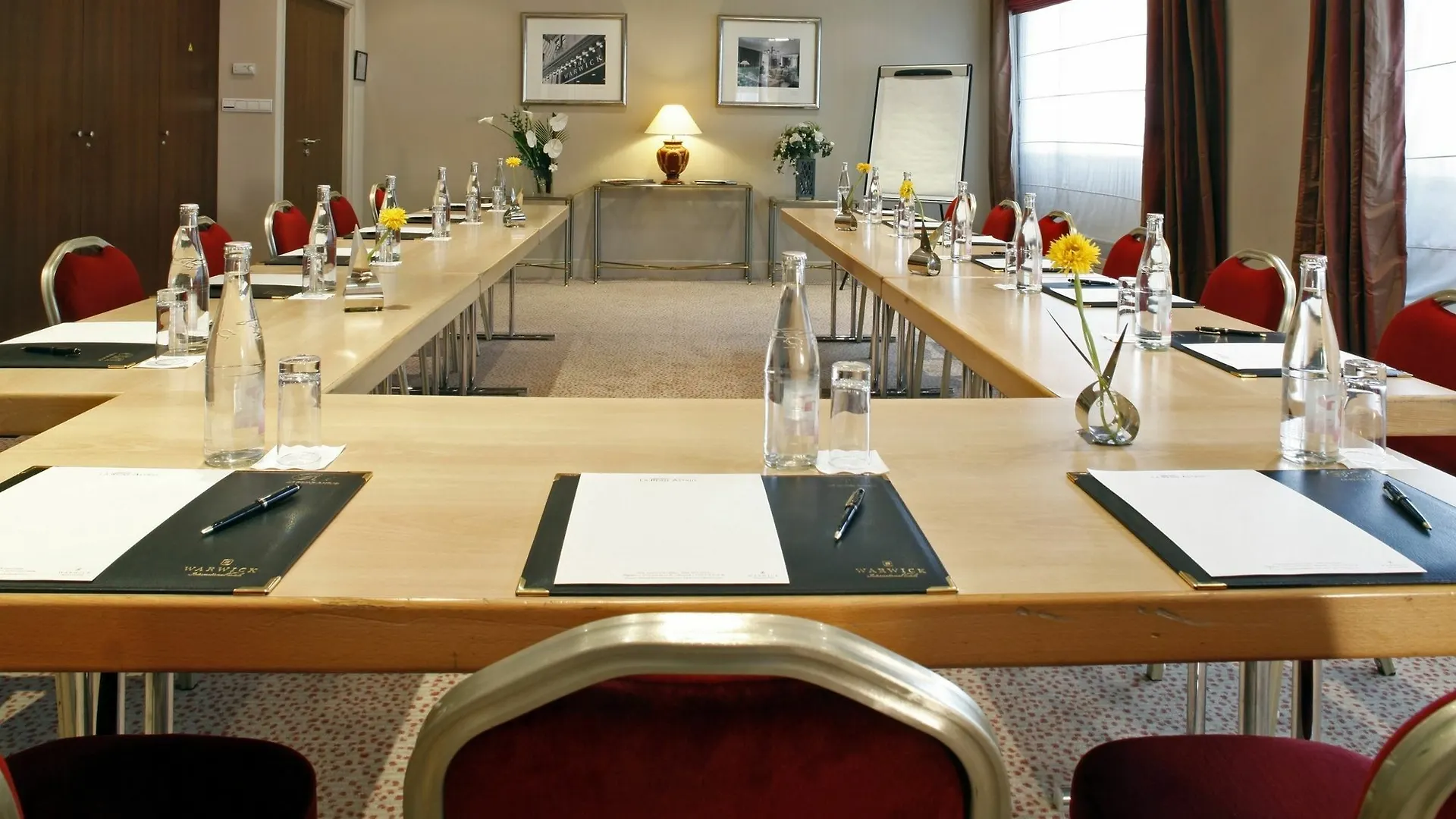 Warwick Reine Astrid - Lyon Aparthotel