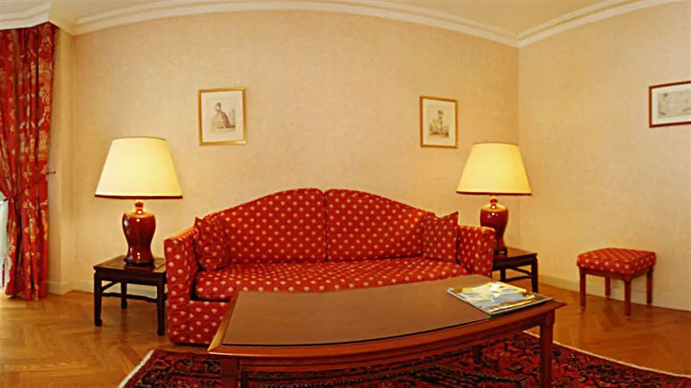 Warwick Reine Astrid - Lyon Aparthotel France