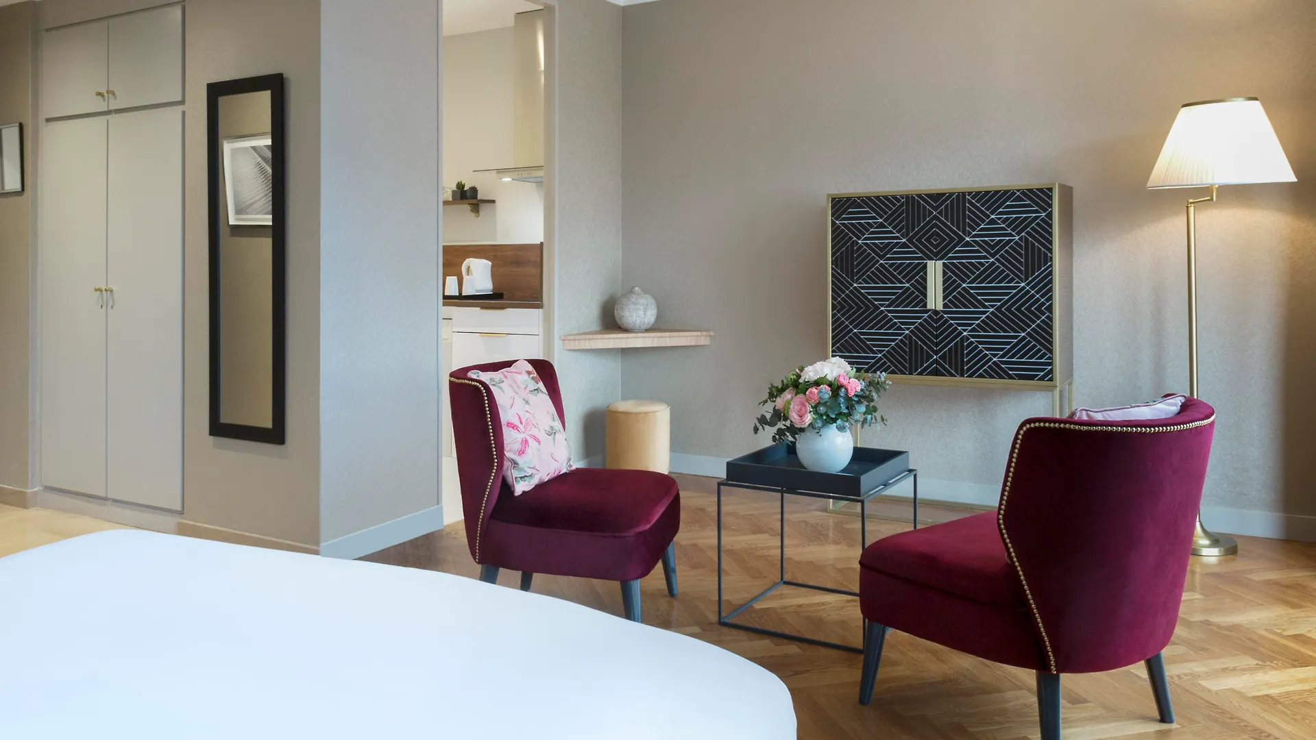 Warwick Reine Astrid - Lyon Aparthotel