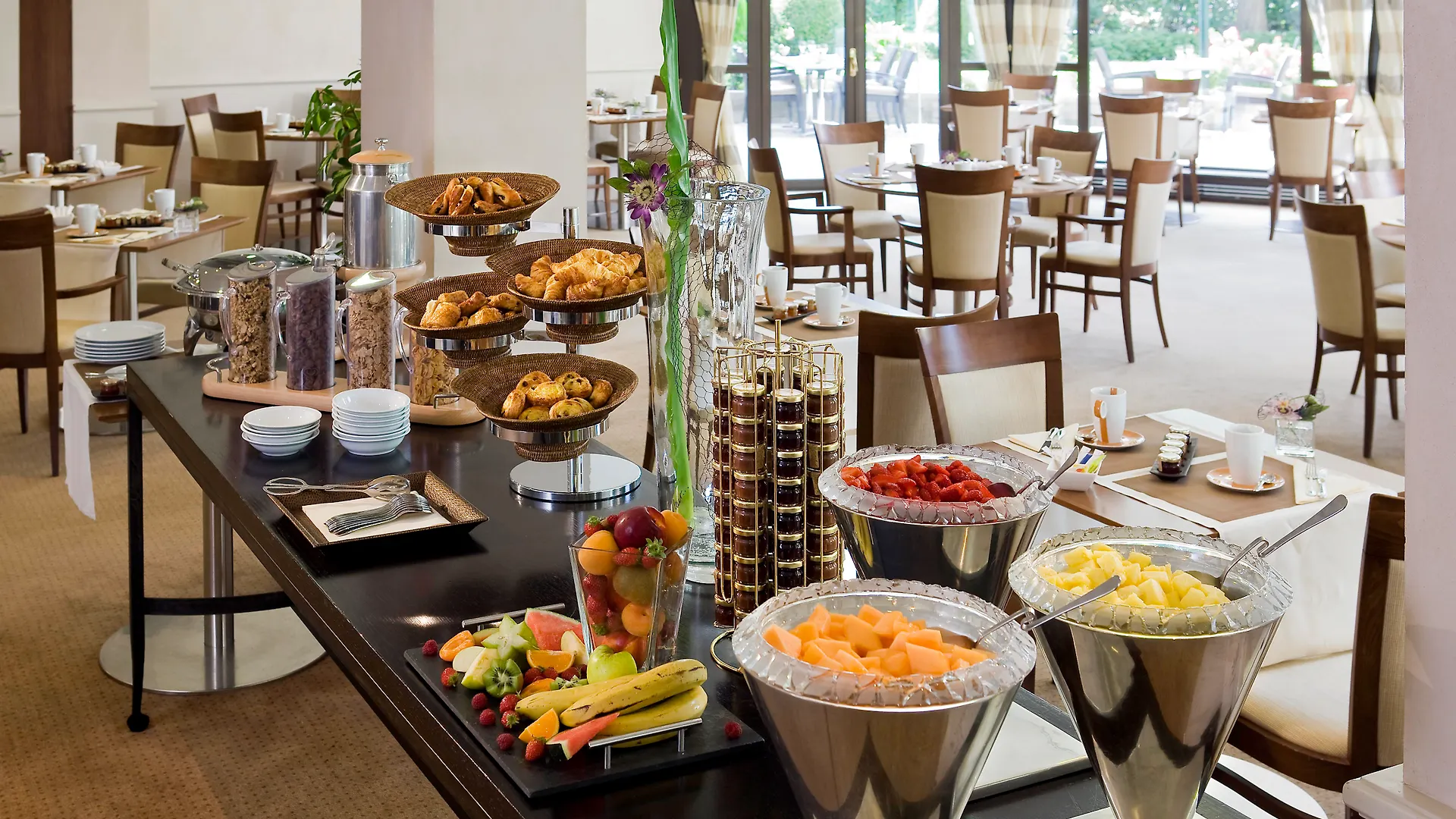 Warwick Reine Astrid - Lyon Aparthotel 4*,  France